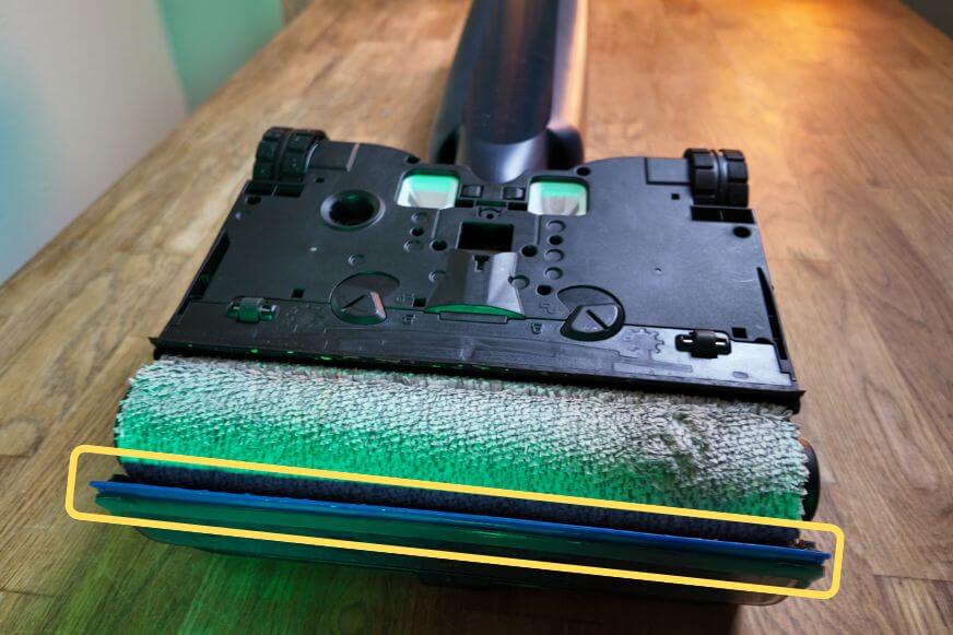 Tineco Floor One S7 Max Pro mit Kantenreinigung im Tes, die Abziehlippe des Modells ist markiert und wird in der Nahaufnahme gezeigt.